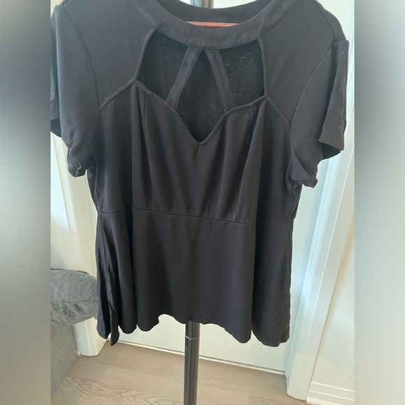Torrid Peplum with cutouts - Picture 4 of 5